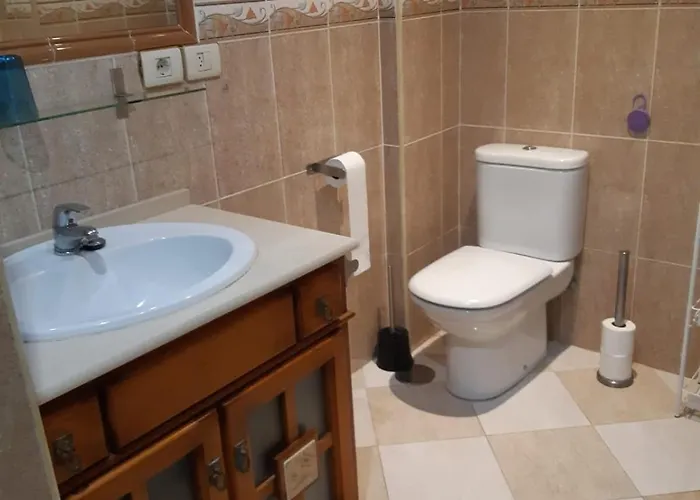 Lägenhet Beautiful 3 Bedrooms, 2 Baths, Balcony,