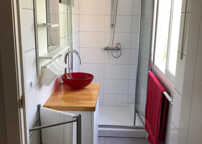 Beautiful 3 Bedrooms, 2 Baths, Balcony, 公寓