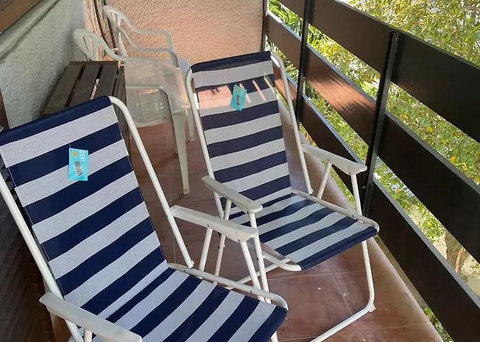 Lägenhet Beautiful 3 Bedrooms, 2 Baths, Balcony,