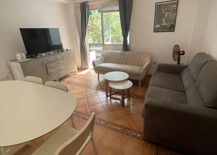 Beautiful 3 Bedrooms, 2 Baths, Balcony, 公寓 丰希罗拉