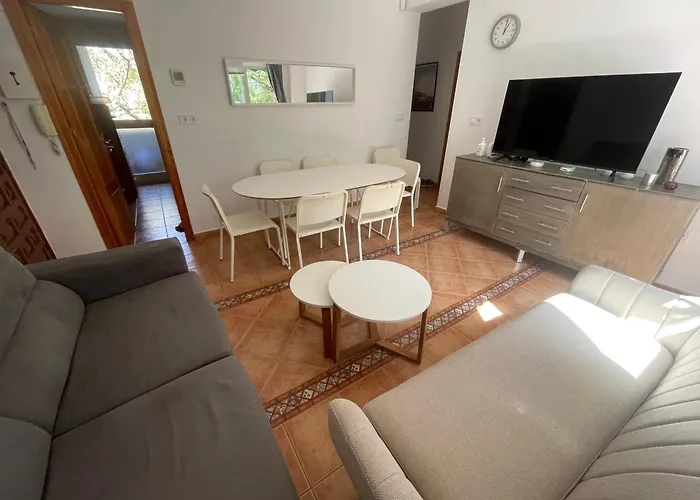 Beautiful 3 Bedrooms, 2 Baths, Balcony, 公寓 *