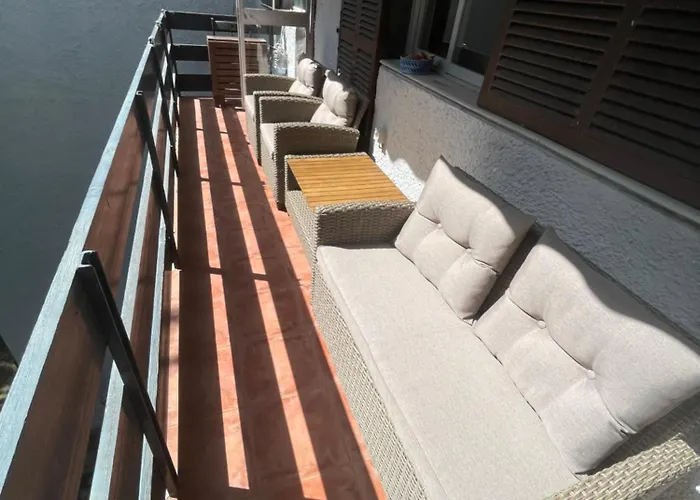 Beautiful 3 Bedrooms, 2 Baths, Balcony, 公寓 *