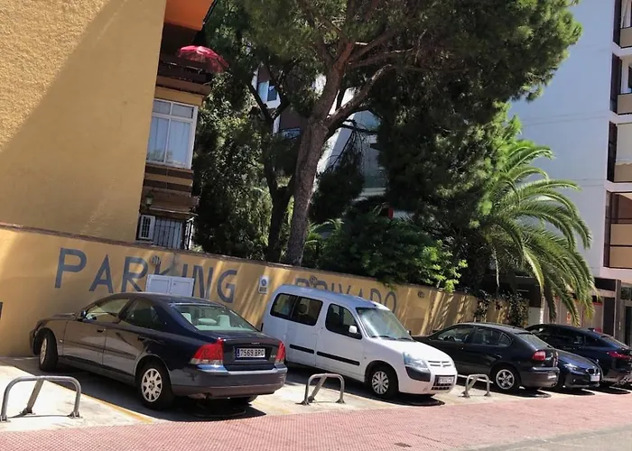 Apartment Beautiful 3 Bedrooms, 2 Baths, Balcony, *